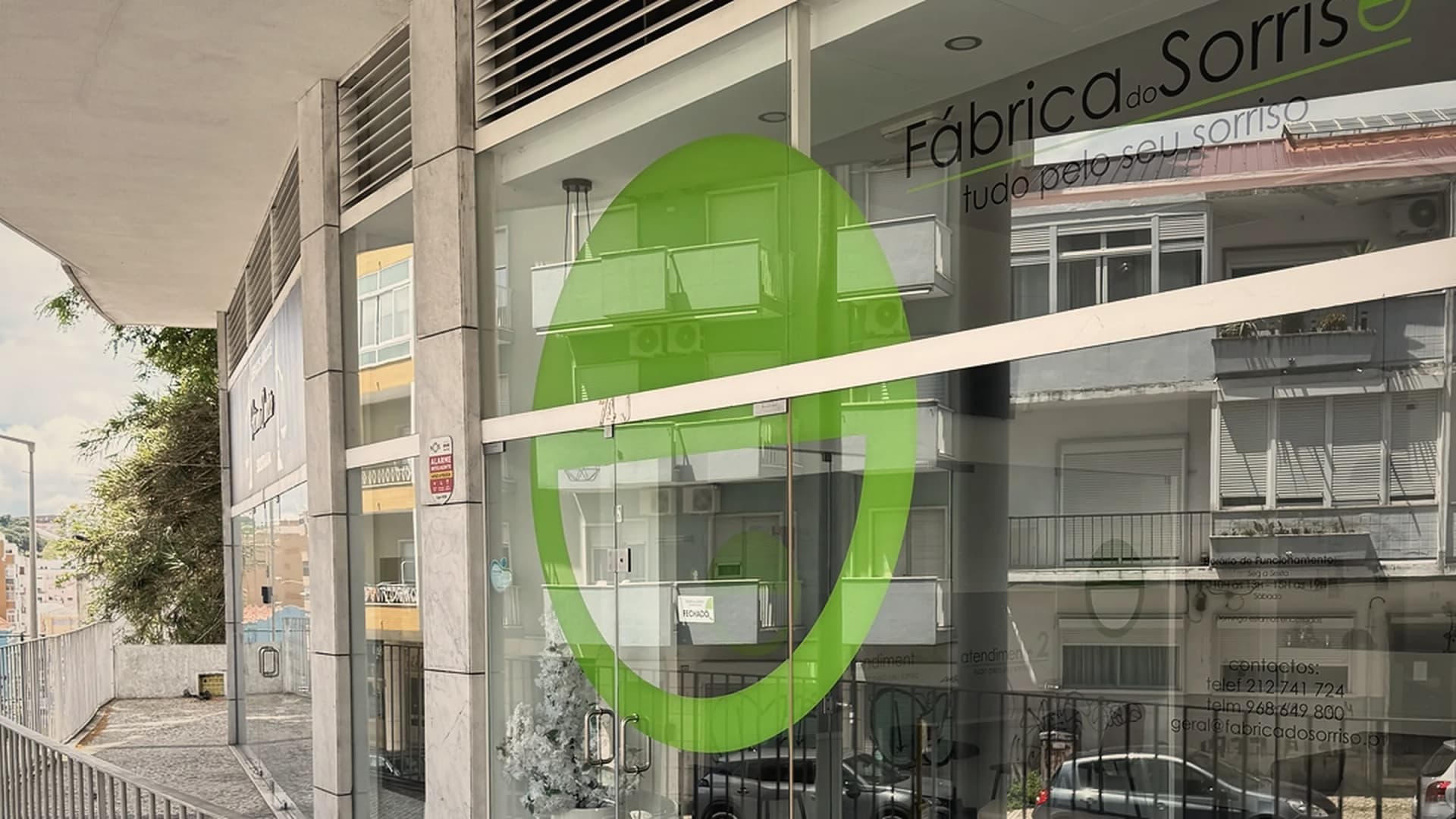 Fachada e receção da clínica Fábrica do Sorriso em Almada