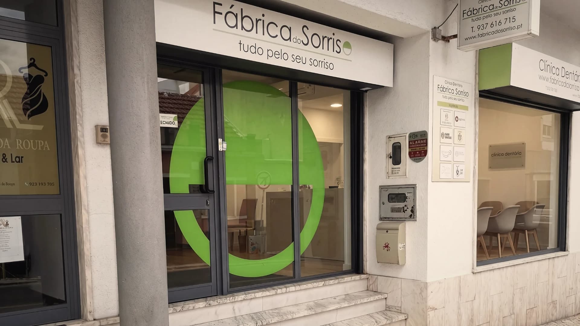 Fachada e receção da clínica Fábrica do Sorriso em Baixa da Banheira