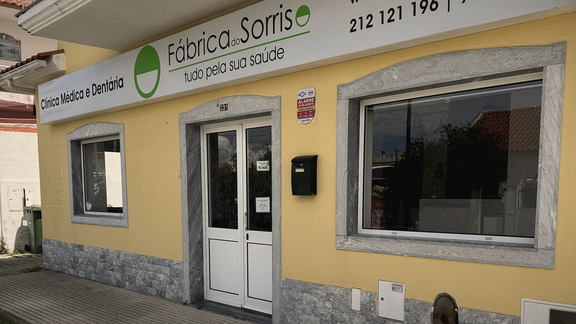 Fachada e receção da clínica Fábrica do Sorriso em Fernão Ferro